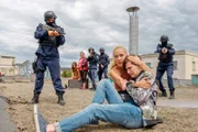 "Soko Donau", "Freier Fall." Morgenstund hat bekanntlich Gold im Mund. Doch: Als Penny und Franziska gemeinsam im Park joggen, fällt ganz in der Nähe ein Schuss. Am Dach eines leerstehenden Hauses zielt ein Junge auf ein Mädchen. Franziska schafft es gerade noch das Soko-Team per Videocall zu alarmieren, bevor Fabian sie mit der Waffe bedroht und zwingt, das Handy wegzulegen. Penny und Franziska verwickeln die beiden Teenies ins Gespräch: Sie kommen von einer Party, haben viel getrunken und erinnern sich an nichts. BLACK-OUT. Und: Der beste Freund Paul ist tot. Von ihrer Schuld überzeugt planen die beiden den gemeinsamen Freitod. Im Wettlauf gegen die Zeit fühlen unsere Cops den Partygästen auf den Zahn, rekonstruieren die Geschehnisse der letzten Nacht und stoßen dabei auf Drogen, ein Sex-Video und zahlreiche Ungereimtheiten.Im Bild (v.li.): Amelie Hennig (Theresa Zach), Maria Happel (Dr. Franziska Beck), Lilian Klebow (Penny Lanz), Nikolaas von Schrader (Fabian Wimmer).