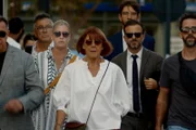 Gisèle Pelicot mit ihrer Familie und ihren Anwälten auf dem Weg zum Gericht.