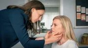 Ärztin Jana Hansen (Petra Schmidt-Schaller, li.) hört Mette Andresen (Anna Loos, re.) ab.