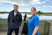 Moderator Johannes Zenglein mit Martina Widuch vom LBV auf der Vogelinsel am Altmühlsee.