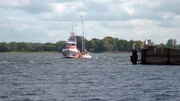 Die DGzRS schleppt ein manövrierunfähiges Segelboot in den sicheren Hafen.