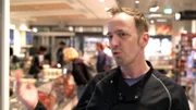 An der Fleischtheke ist der Andrang heute besonders groß. Fleischliebhaber Daniel ist in seinem Element, denn er kann über Fleisch reden.