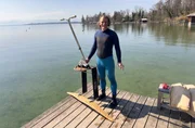 Erfinder Jan Grebe (52) mit dem von ihm entwickelten Wassersportgerät am Ufer des Starnberger Sees.