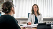 Jana Hansen (Petra Schmidt-Schaller, re.) berät ihre Patientin Frau Schuhmann (Lo Rivera, li.) in einer schwierigen Lebenslage. Jana Hansen (Petra Schmidt-Schaller, re.) berät ihre Patientin Frau Schuhmann (Lo Rivera, li.) in einer schwierigen Lebenslage.