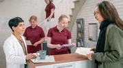Teamwork: Jana Hansen (Petra Schmidt-Schaller, re.) und ihre Kollegin Pari Farhadi (Neda Rahmanian, li.) arbeiten in der Gemeinschaftspraxis eng zusammen. Teamwork: Jana Hansen (Petra Schmidt-Schaller, re.) und ihre Kollegin Pari Farhadi (Neda Rahmanian, li.) arbeiten in der Gemeinschaftspraxis eng zusammen.