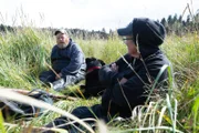 Tim ‚Curly‘ Leach und Mary Miller auf Entenjagd mit seinem Hund Junior.