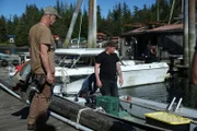 Sam Carlson und David Squibb montieren eine neu konstruierte Klüverleine an Squibbs Skiff.