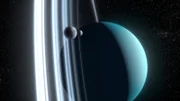 Uranus, der siebte Planet, umkreist die Sonne auf einer stark geneigten Achse. Seine Ringe und Monde bewegen sich im Verhältnis zur Sonne und den anderen Planeten senkrecht um den Eisriesen.