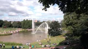Der Parksee ist mit seiner Wasserlichtorgel eine Attraktion des Hamburger Parks Planten un Blomen.