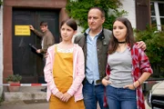 Auf Anweisung von Martin Keppler (Sebastian Schlemmer, hinten) vom Bauamt, müssen Semir Erdogan Atalay) und seine Kinder Ayda (Pauletta Pollmann, r.) und Lilly (Emma Helm) sowie seine Mutter ihr Haus wegen angeblicher Einsturzgefahr evakuieren. Noch ahnt Semir nicht, dass das der Beginn eines Racheplans gegen ihn und seine Familie ist.