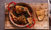 Als bayerische Variante hat sich Vroni Lutz eine Brathendlpfanne ausgedacht, mit pikanter roter Soße und Sauerteigbrot.