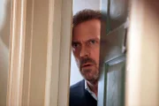 Das Ärzteteam streitet sich darum, welche Krankheit Joe befallen hat. Schließlich macht House (Hugh Laurie) ein Spiel daraus: Dem Gewinner winkt Foremans Posten, inklusive einer wöchentlichen Gehaltserhöhung von 50 Dollar.