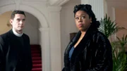 Will Davenport (l., Tom Brittney) und Rita Daltrey (r., Michelle Greenidge).