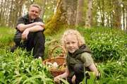 Arthur und sein Vater John Shahabeddin gehen so oft wie möglich im Wald auf Nahrungssuche.