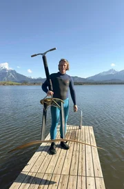 Jan Grebe (52) mit dem von ihm entwickelten Wassersportgerät am Hopfensee im Ostallgäu.