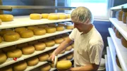 Käser Philip Gräfenhahn in der Biokäserei des Stiftsgutes