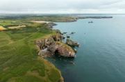 Die felsige Küste des Pembrokeshire-Nationalparks im äußersten Südwesten von Wales