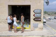 Mallorca ist ein Traumziel für Millionen von Touristen. Doch viele Mallorquiner können sich die Mieten hier nicht mehr leisten.