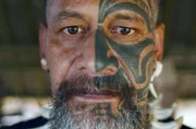 Bildhauer Tangy Taupotini erzählt von dem marquesanischen Gott Tiki. Die Legende von Tiki existiert in zahlreichen Versionen und steht im Zentrum der marquesanischen Kultur.