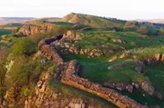 Der Hadrianswall verläuft quer über die britische Insel. Er bildete einst die nördliche Grenze des römischen Riesenreichs, heute zählt er zum UNESCO-Weltkulturerbe.