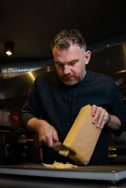 Sterne-Koch René Frank bei der Zubereitung, im Restaurant Coda in Berlin-Neukölln.
