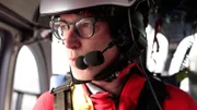 Notarzt Dr. Daniel Schmitz im Hubschrauber unterwegs zu einem Notfall-Patienten.