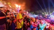 Das Programm "Männer sind bekloppt, aber sexy" der unbestrittenen Nummer 1 der Comedy-Szene, Mario Barth,  haben über 800.000 Fans erlebt. Mit dem Abschluss im Sommer 2017 feierte der elffache "Comedypreis"-Träger gleichzeitig eine Premiere: Zum ersten Mal trat Mario Barth auf der Waldbühne Berlin vor 20.000 Fans auf und erfüllte sich damit nach zwei Weltrekorden einen weiteren Traum. RTL zeigt nun das spektakuläre Tourfinale.