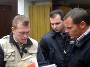 Profi Otto Schulte (li.) durchforstet mit Tatjanas Freund Frank (Mitte)  und Andreas den Trödel ..