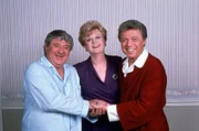 Das Komiker-Duo Murray Gruen (Buddy Hackett, l.) und Mack Howard (Steve Lawrence, r.) ist seit Jahren verfeindet. Gelingt es Jessica Fletcher (Angela Lansbury, M.) die beiden Streithähne zu versöhnen?