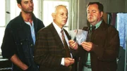 Kriminalkommissar Eschenbach (Matthias Bullach, l.) und Kriminalhauptkommissar Kehler (Wolfgang Bathke, r.) zeigen dem Gefängnisdirektor (Eberhard Prüter) die Tatwaffe, mit der ein Häftling ermordet wurde.