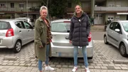 Nanas kleines Auto macht seltsame Geräusche. Und das, obwohl erst kürzlich für den TÜV einige Reparaturen vorgenommen wurden. Jetzt müssen sie und Freundin Mel das Fahrzeug schon wieder in die Werkstatt bringen.