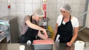 Lena formt eine Kugel aus dem selbstgemachten Erdbeereis.