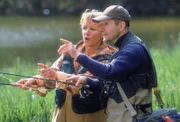 Bernd Krüger (Udo Schenk, r.) erklärt Nikola (Mariele Millowitsch, l.) die Feinheiten des Angelsports.