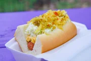 Der Hot-Dog-Stand „I Dream of Weenie“ in East Nashville, verleiht fast allen Hot Dogs ein Relish namens Tennesse Chow-Chow, das für seine pfeffrigen Essigaromen bekannt ist.