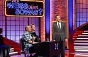 Moderator Kai Pflaume (r.) mit Rateteam-Kapitän Bernhard Hoëcker (l.) und dem Schauspieler Thomas Heinze (2.v.l.).
