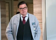 Chicago Med Weisser Schmetterling - White Butterflies Staffel 2, Episode 22 Er will seiner Tochter helfen: Oliver Platt als Dr. Daniel Charles
