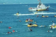 Das Rettungsboot der Küstenwache sammelt die auf den Rettungsinseln treibenden Passagiere des abgestürzten Flugzeugs ein.