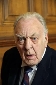 Donald Sinden (Sir Henry Clithering).
