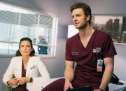 Chicago Med Weisser Schmetterling - White Butterflies Staffel 2, Episode 22 Sie versuchen gemeinsam ein Mädchen zu heilen: Torrey DeVitto als Dr. Natalie Manning, Nick Gehlfuss al Dr. Will Halstead.