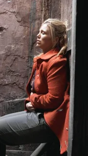Auf der Suche nach einem Kalb fällt Tess (Bridie Carter) in einen tiefen Schacht. Die Verwendung des sendungsbezogenen Materials ist nur mit dem Hinweis und Verlinkung auf TVNOW gestattet.