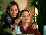 Jocelyn (Robin Stapler, re.) hat einen Termin bei der Kosmetikerin Nicole (Jodi Bianca Wise, li.)...