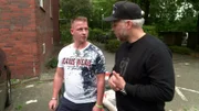 Rettungs-Sanitäter Sebastian (29, li.) bittet Sidney Hoffmann um Hilfe. Keine leichte Aufgabe für den Autoexperten. Der Ford Mondeo fährt nicht mehr, allerdings hat Sebastian 5.500 Euro Startkapital.