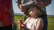 Drachenflug am Strand. Manfred campt in Neuharlingersiel und kümmert sich als Ersatz-Opa um die Kinder einer Großfamilie aus der Nachbarschaft. Heute wollen sie einen Drachen steigen lassen. Nicht leicht, denn an der Nordsee bläst der Wind ganz ordentlich und das Fluggerät stürzt ab. Zum Glück gibt es den Drachendoktor.