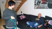 Um das eigene Nest zu pflegen, schwingt Christin täglich den Wischmopp oder wirbelt mit dem Staubsauger durch das Haus - Ordnung und Sauberkeit stehen an erster Stelle für die Krankenschwester. Dieser "Sauberkeitswahn" führt häufig zu Diskussionen im Familienparadies. René ist überzeugt, dass die Ansprüche seiner Frau an Sauberkeit zu hoch sind.