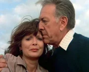 Quincy (Jack Klugman) und seine Kollegin Emily (Anita Gillette) sind erschüttert über den Freitod eines jungen Mädchens.