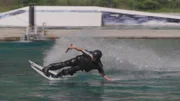 Ein Mann surft.