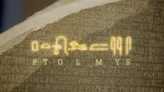Francois Champollion entschlüsselt 1822 anhand des Steins von Rosette die Hieroglyphen. Das erste Wort, das er übersetzen kann ist der Name des Pharaos Ptolemaios.   Fotograf/Kameramann:  Patrick Boyle