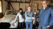 Mit Hilfe von Otto Schulte (Mitte) verkauft Gabriele den DKW an Händler Stephan Voigt (re.)