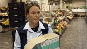 Alessia Herren räumt Ware auf