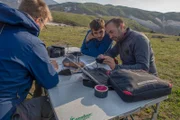 Ein Aufstieg zu dem 2882 Meter hohen Besymjanni auf Kamtschatka  muss gut geplant werden. Thomas Walter vom Geoforschungszentrum Potsdam trifft zusammen mit Kollegen letzte Vorbereitungen.